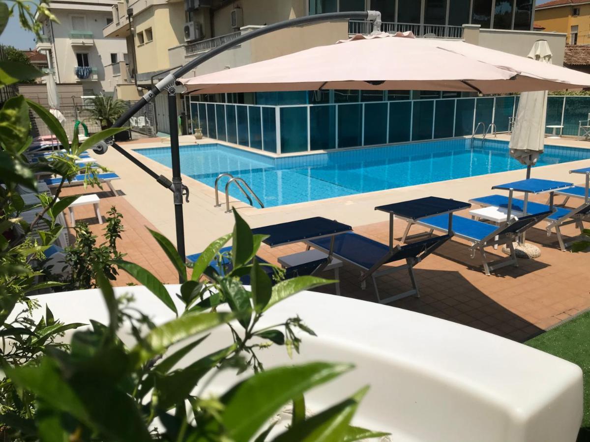 Hotel Apogeo - Breakfast Experience Rimini Esterno foto